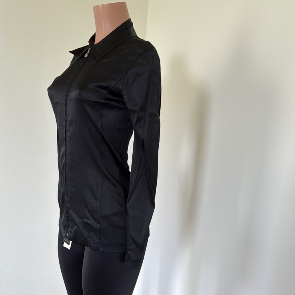 Black Fitted Blazer With Streamlined Silhouette - image 4